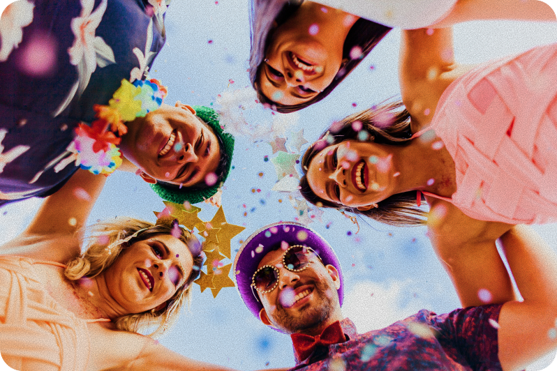 Foliões em bloco de carnaval celebrando em roda com confetes, ilustrando a alegria do evento e patrocínio Sympla.