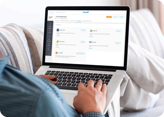 Homem usando notebook com painel de integrações aberto, exibindo conexões com Google Ads, Facebook Pixel e Analytics.